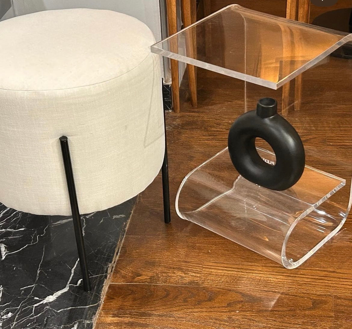 Curva Acrylic End Table ( G-shaped )