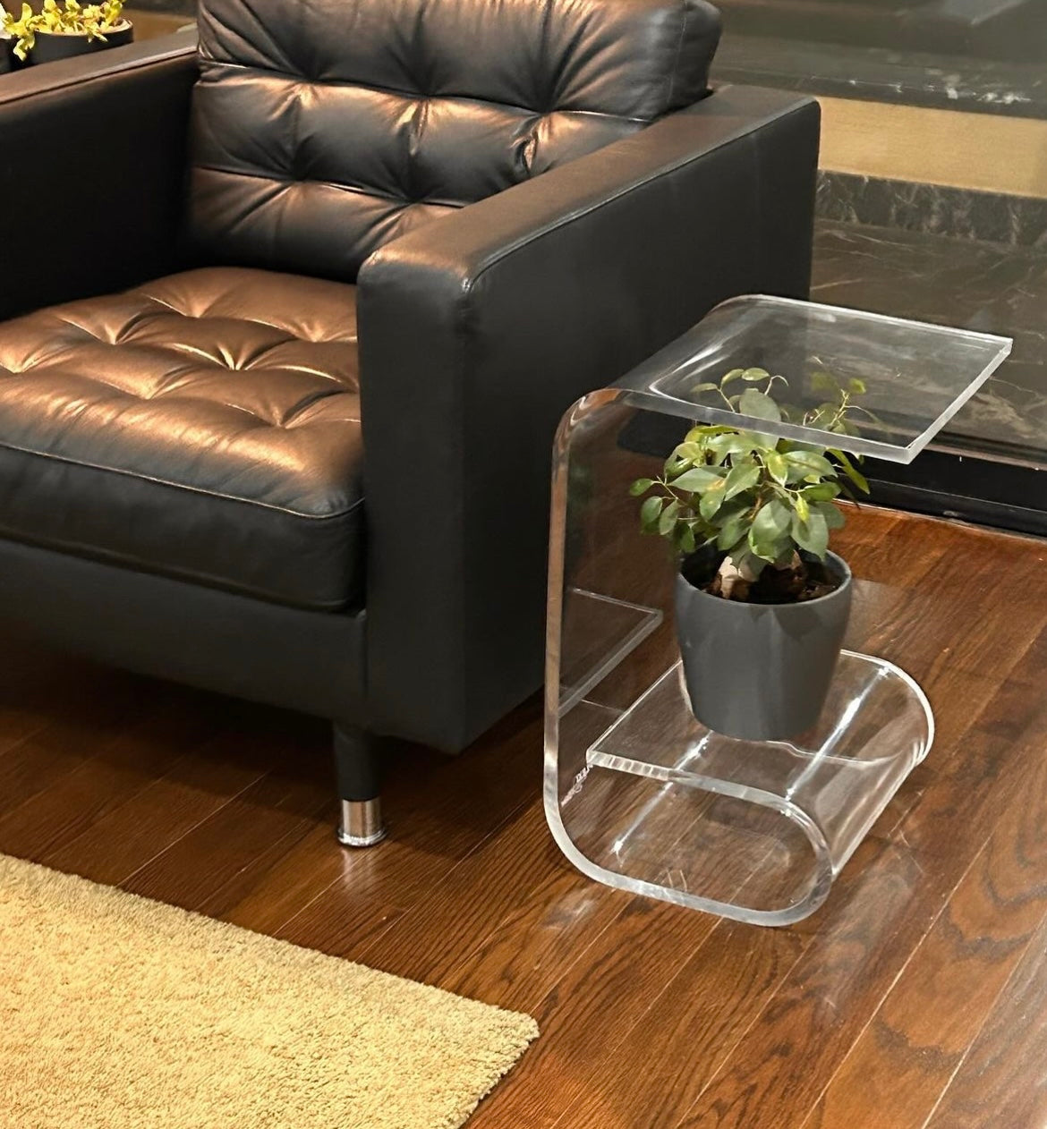 Plexiglass End Table ( G-shaped )
